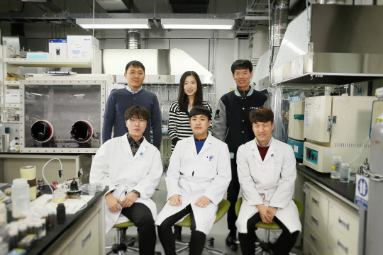 늘어나는 배터리에 쓰일 고분자 복합체를 개발한 UNIST 연구진. 뒷줄 왼쪽부터 시계방향으로 서관용 교수, 김소연 교수, 박수진 교수, 송우진 연구원, 김동협 연구원, 박정환 연구원.   UNIST 제공
